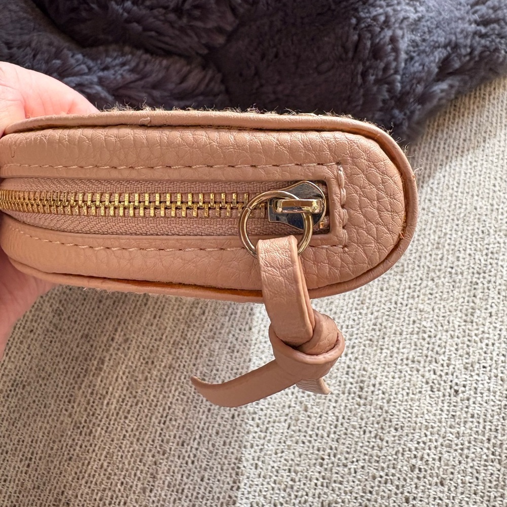 CHLOE, 💯 Authentic Pink Leather Logo Embossed Cosmetic Bag - Picture 8 of 16